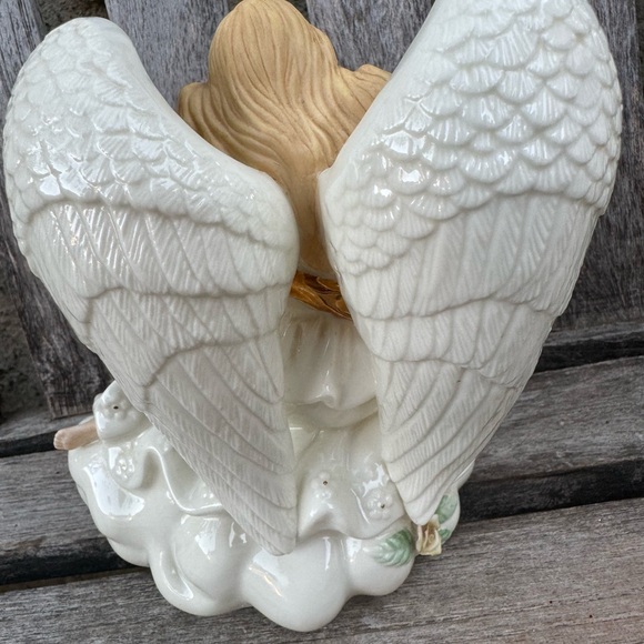 VINTAGE SANKYO PORCELAIN ANGEL MUSIC BOX WITH DOVE & GOLD TONE DETAILS 7” - Picture 4 of 5